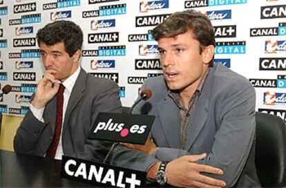 Toni, en su presentación el jueves, con Miguel Ángel Gil, director general del Atlético de Madrid.