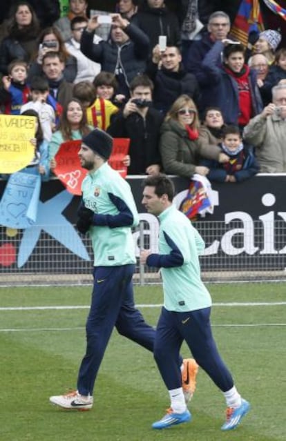 Messi y Piqué, durante el entrenamiento de ayer