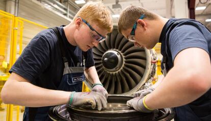 Dos jóvenes aprendices de la fábrica de motores para aviones Rolls-Royce de Blankenfelde-Mahlow (Alemania).