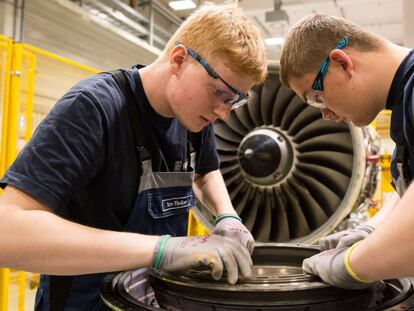 Dos jóvenes aprendices de la fábrica de motores para aviones Rolls-Royce de Blankenfelde-Mahlow (Alemania).