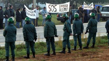 Efectivos de los antidisturbios de la Guardia Civil protegen en 2006 las obras de la autovía ante las protestas.