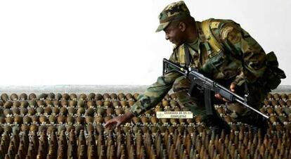 Un soldado colombiano manipula munición confiscada a las FARC.