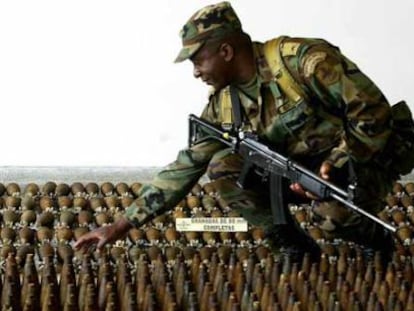 Un soldado colombiano manipula munici&oacute;n confiscada a las FARC. 