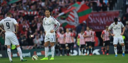 Benzema y Ronaldo se disponen a sacar de centro tras el gol del Athletic.