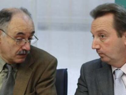 A la derecha Manuel Recio consejero de Empleo valorando los datos de la EPA.