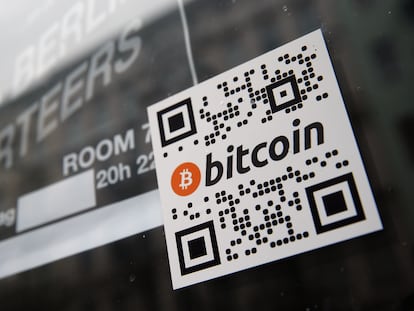 Un sticker de promoción de bitcoin en una tienda en Berlin, Alemania.