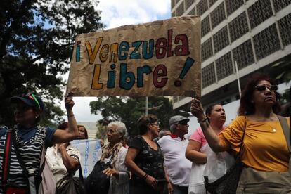 Un grupo de personas se manifiestan frente al Hospital de Niños J. M. de los Ríos, en el marco de las movilizaciones previstas para este miércoles en Caracas en respuesta al llamamiento de Juan Guaidó.  