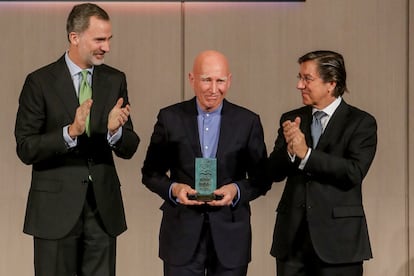 El rey Felipe VI de España entrega a Sebastião Salgado uno de los galardones de los Premios 'Sociedad Geográfica Española, en Madrid, en 2019.