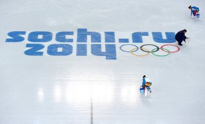 Pruebas en la pista de hielo antes de una sesión de entrenamiento previa a la inauguración de los Juegos Olímpicos de Sochi el próximo 7 de febrero.