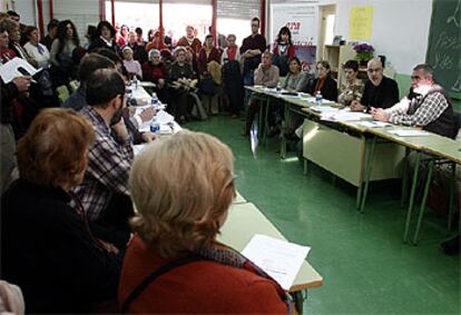 Decenas de alumnos y profesores de las Escuelas de Adultos reunidos ayer en Alicante.