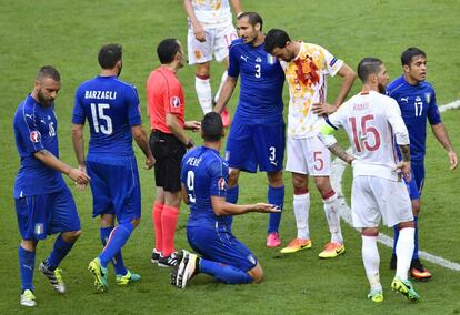 L'àrbitre Turco Cuneyt Cakir parla amb Giorgio Chiellini durant el partit entre Itàlia i Espanya a l'estadi de France de Saint-Denis.