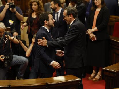 El exconseller y diputado de Junts Josep Rull, saluda a Pere Aragonès (ERC) en la constitución del Parlament.