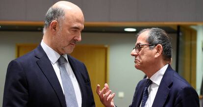 El comisario europeo de Asuntos Financieros, Pierre Moscovici, junto con el ministro italiano de Economía, Giovanni Tria, el 3 de diciembre.