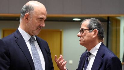 El comisario europeo de Asuntos Financieros, Pierre Moscovici, junto con el ministro italiano de Economía, Giovanni Tria, el 3 de diciembre.