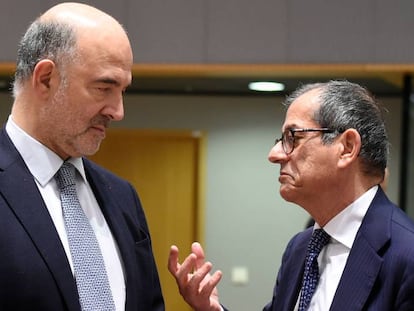 El comisario europeo de Asuntos Financieros, Pierre Moscovici, junto con el ministro italiano de Economía, Giovanni Tria, el 3 de diciembre.