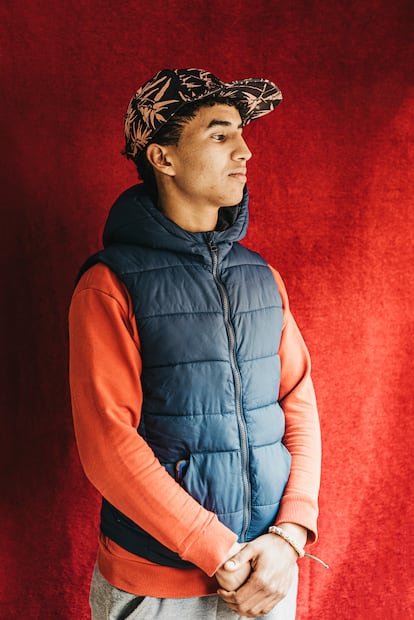 Millod Alhel, de 19 años, llegó a España hace dos. Su ilusión sería tener su propia peluquería en España: “Llegué subido en la rueda de recambio de un camión. Estuve sin moverme todo el trayecto, desde Nador hasta Almería. Mi madre no quería que lo intentara porque era muy peligroso, pero sabía que no me podía quedar en Marruecos, ya que los jóvenes lo tenemos muy complicado para poder trabajar y ser alguien en nuestro país”, dice. “Desde que llegué no he parado de formarme. Estudio español todos los días y voy haciendo mis prácticas de peluquería. Aunque el tema de los papeles es un proceso muy lento, no me importa esperar y luchar por lo que quiero. En el momento que regularice mi situación, me gustaría intentar traer a mi madre y montar mi propia peluquería en Valencia o quizás en Bilbao”.