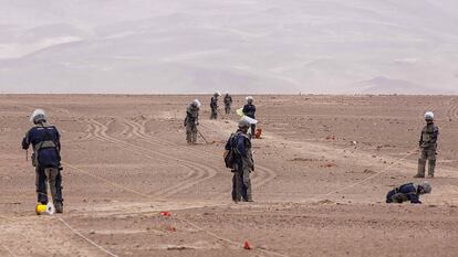 Elementos del ejército buscan restos de minas antipersona.