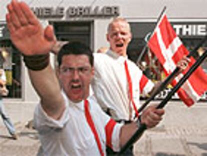 Dos neonazis daneses, en una marcha cerca de Copenhague conmemorativa del vigésimo aniversario de la muerte de Rudolf Hess, que fue lugarteniente de Hitler.