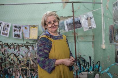 Olena Rohovenko (63 años), profesora en una guardería, en el garaje a las afueras de Kiev donde se tejen redes de camuflaje para tanques e instalaciones militares.