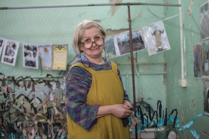 Olena Rohovenko (63 años), profesora en una guardería, en el garaje a las afueras de Kiev donde se tejen redes de camuflaje para tanques e instalaciones militares.