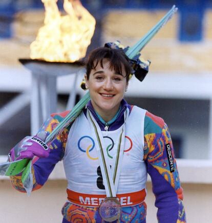 Blanca Fernández Ochoa porta sus esquís tras lograr la medalla de bronce en los Juegos Olímpicos de Invierno de Albertville (Francia), el 20 de febrero de 1992.