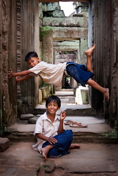 En Camboya me encontré a gente feliz, risueña y con ganas de vivir. En los templos de Angkor retraté a estos dos niños. Su gesto, sus miradas y sus sonrisas, daban la sensación de que podrían volar