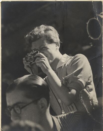 Gerda Taro (Gerta Pohorylle, Stuttgart, 1910) llegó a España en agosto de 1936 para cubrir, junto a su novio André Friedman (Robert Capa) la Guerra Civil española. Esta imagen fue tomada por un fotógrafo desconocido en el frente de Guadalajara en julio de 1937 pocos días antes de morir arrollada por un tanque durante la retirada republicana de Brunete.