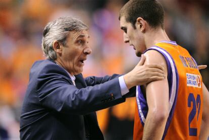 Pesic charla con De Colo durante el partido