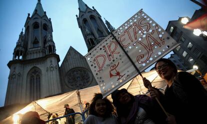 Manifestantes pedem eleições diretas em ato em São Paulo.