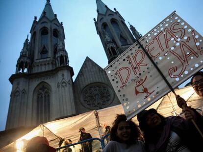 Manifestantes pedem eleições diretas em ato em São Paulo.