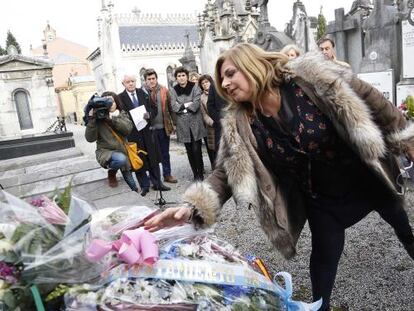 Consuelo Ordóñez diposita un ram de flors a la tomba on descansa el seu germà Gregorio, assassinat per ETA el 1995.