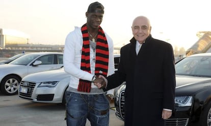 Mario Balotelli, con el vicepresidente del Milan, Galliani.