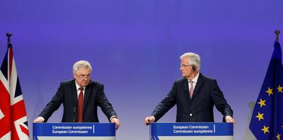 Los negociadores el Brexit, David Davis y Michel Barnier, en na rueda de prensa en Bruselas.