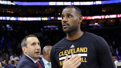 David Blatt junto a Lebron James, cuando eran entrenador y jugador de Cleveland Cavaliers.