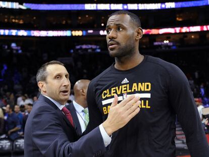 David Blatt junto a Lebron James, cuando eran entrenador y jugador de Cleveland Cavaliers.