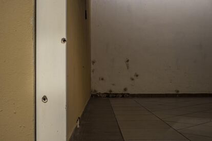 Impactos de bala en la entrada de una de las habitaciones del motel Escala, a las afueras de la ciudad de Zacatecas, México, el 25 de agosto.