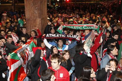 Aficionados del Athletic esta tarde en las inmediaciones de San Mams.