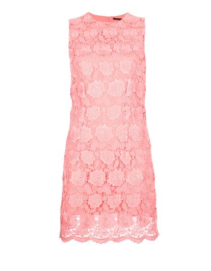 Christopher Kane firma este vestido de encaje sin mangas en rosa. (c.p.v.)