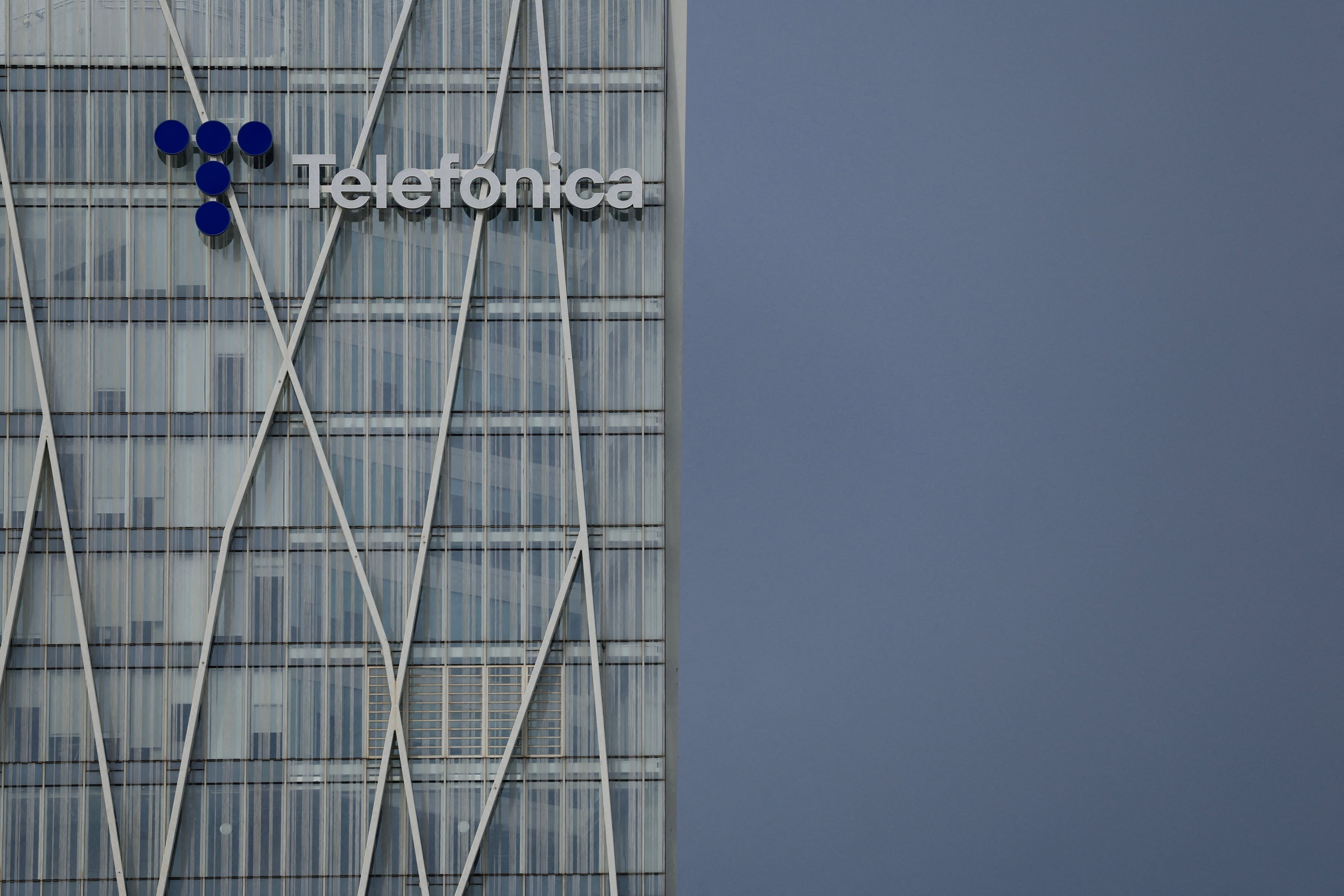 El logotipo de la empresa española de telecomunicaciones Telefónica en su sede central de Barcelona.