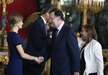 Recepción en el Palación Real tras el desfile: Los Reyes Fel¡pe y Letizia saludan al presidente del Gobierno, Mariano Rajoy.