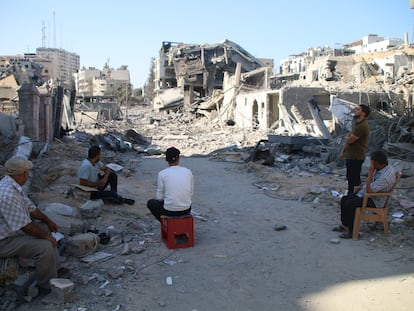 Ciudadanos de Gaza comprueban el daño causado por los bombardeos israelíes en sus viviendas, el 13 de octubre.