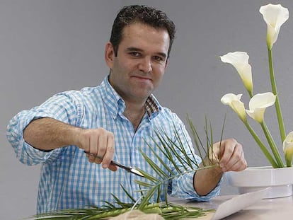Jesús Encinar, practicando el <i>ikebana,</i> una de sus principales aficiones.