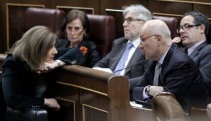 Duran i Lleida conversa en el Congreso con la ministra Fátima Báñez