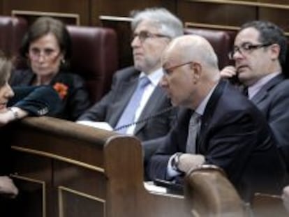 Duran i Lleida conversa en el Congreso con la ministra Fátima Báñez