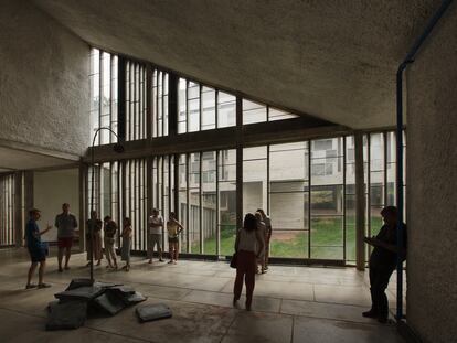 Visitantes en el claustro del convento de La Tourette, ubicado en la campiña francesa, a 25 kilómetros de Lyon.