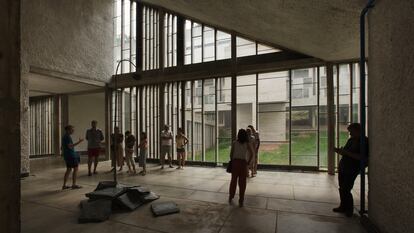 Visitantes en el claustro del convento de La Tourette, ubicado en la campiña francesa, a 25 kilómetros de Lyon.