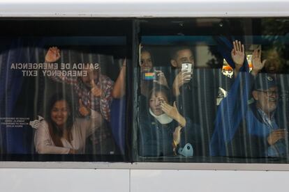 Un grupo de diputados de la Asamblea Nacional opositora se transportan en un bus este jueves en la autopista Francisco Fajardo en Caracas (Venezuela).