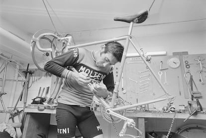 El ciclista belga Eddy Merckx trabaja en una de sus bicicletas. Merckx fue cinco veces ganador del Tour de Francia y tres veces campeón del Mundo.