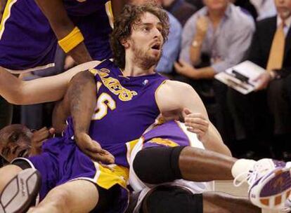 Gasol y O'Neal, en el suelo en un momento del partido.