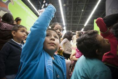 Un niño en uno de los talleres realizados en FIL Niños.